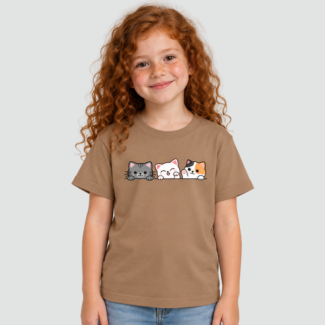 Menina usando camiseta infantil Gatinhos Fofos na cor cappuccino