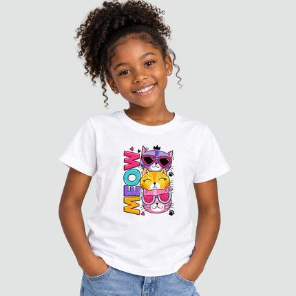 Menina usando camiseta infantil branca com estampa de gatinhos Meow Style