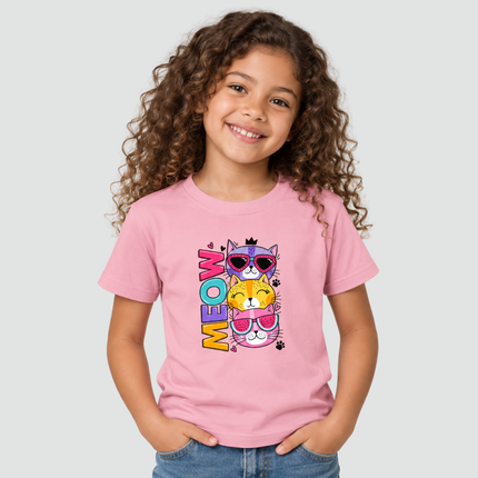 Menina usando camiseta infantil rosa com estampa de gatinhos Meow Style