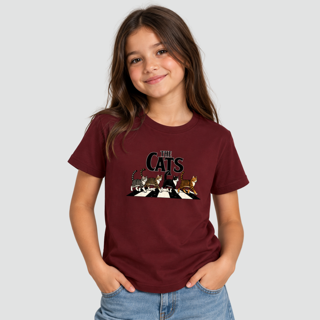 Menina usando camiseta infantil de gatos The Cats bordô