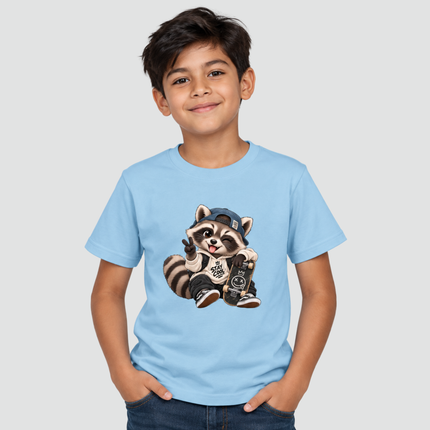 Menino usando camiseta infantil azul-claro com estampa de guaxinim skatista Stay Cool