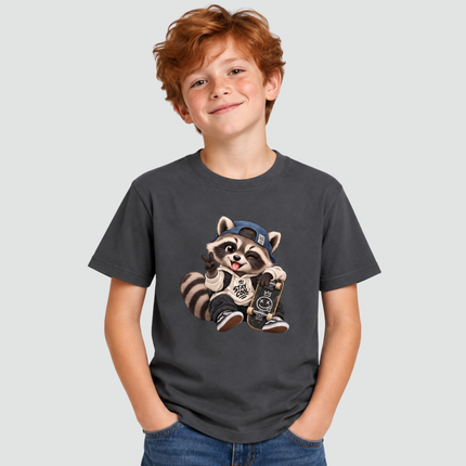 Menino usando camiseta infantil cinza-chumbo com estampa de guaxinim skatista
