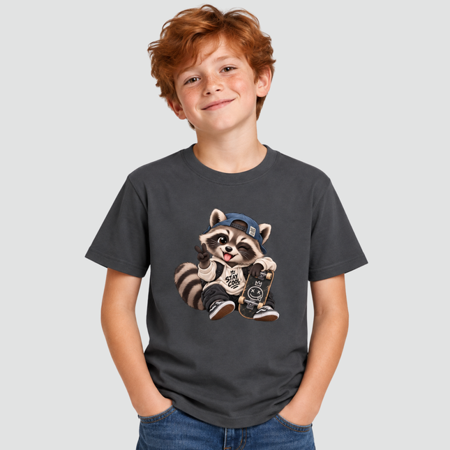 Menino usando camiseta infantil cinza-chumbo com estampa de guaxinim skatista