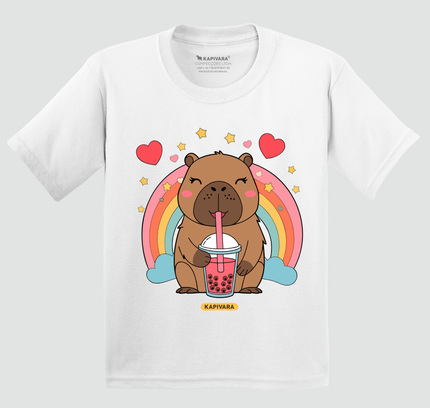 Camiseta infantil Capivara arco-íris branca com estampa de capivara fofa tomando bubble tea
