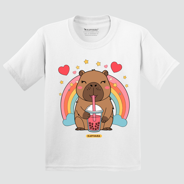Camiseta infantil Capivara arco-íris branca com estampa de capivara fofa tomando bubble tea
