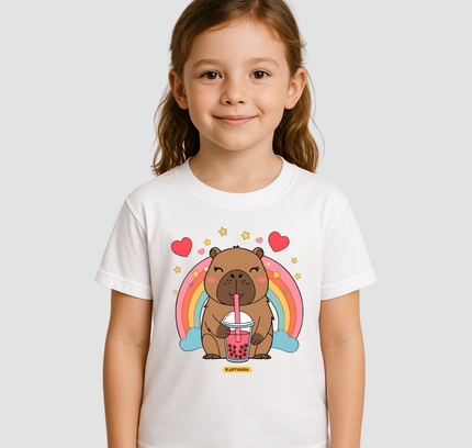 Camiseta infantil Capivara arco-íris vestida por criança, estampa colorida e divertida
