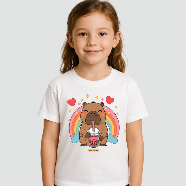 Camiseta infantil Capivara arco-íris vestida por criança, estampa colorida e divertida