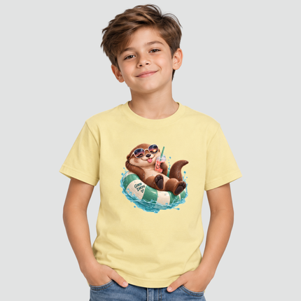 Menino usando camiseta infantil amarela com estampa de lontra Good Days