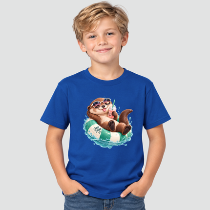 Menino usando camiseta infantil azul royal com estampa de lontra Good Days