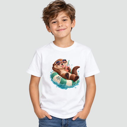 Menino usando camiseta infantil branca com estampa de lontra Good Days