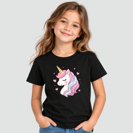 Menina usando camiseta infantil preta com estampa de unicórnio