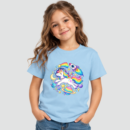 Menina usando camiseta infantil unicórnio espacial azul claro