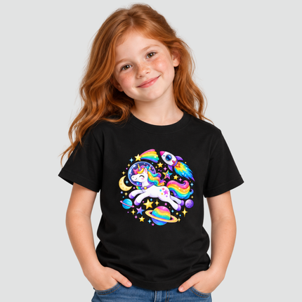 Menina usando camiseta infantil unicórnio espacial preta