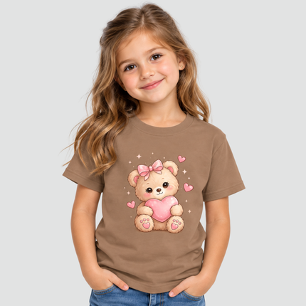 Criança usando camiseta infantil cappuccino com estampa Ursinho Coração