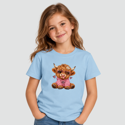 Menina usando camiseta infantil azul com estampa de vaquinha Good Mood