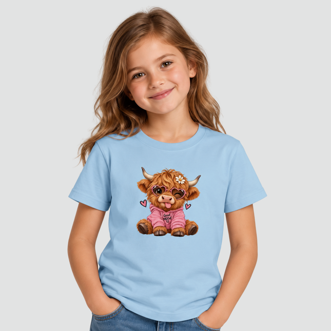 Menina usando camiseta infantil azul com estampa de vaquinha Good Mood