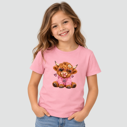 Menina usando camiseta infantil rosa com estampa de vaquinha Good Mood