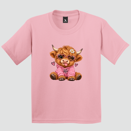 Menina usando camiseta infantil rosa com estampa de vaquinha Good Mood