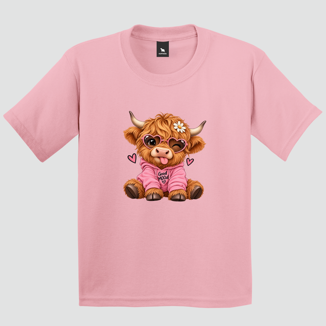 Menina usando camiseta infantil rosa com estampa de vaquinha Good Mood