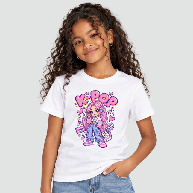 Menina usando camiseta branca K-Pop Girl