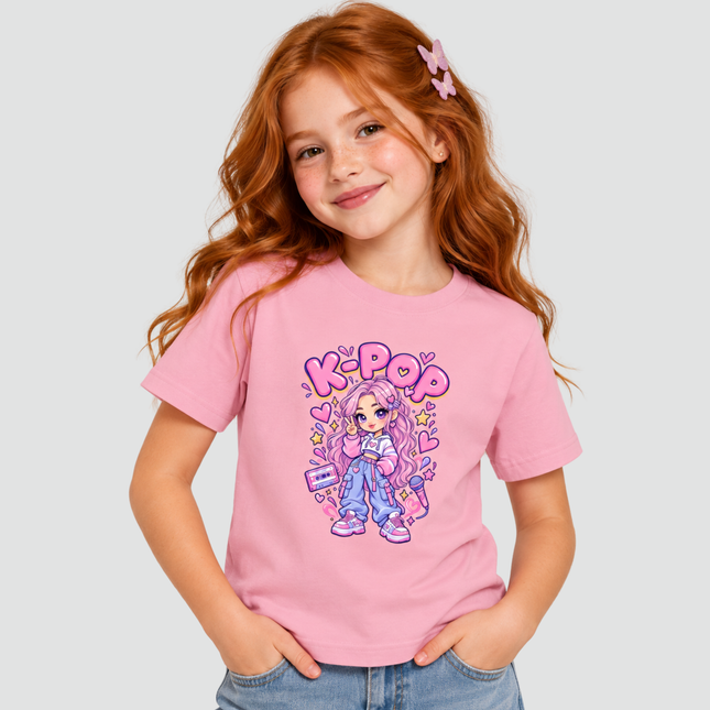 Menina usando camiseta rosa K-Pop Girl