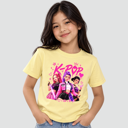 Menina usando camiseta amarela K-Pop Stars