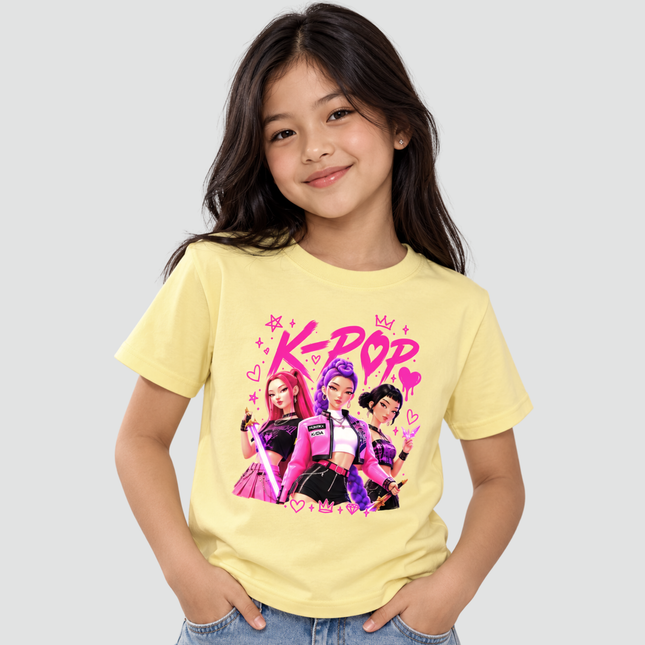 Menina usando camiseta amarela K-Pop Stars