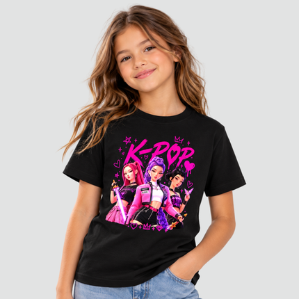 Menina usando camiseta preta K-Pop Stars