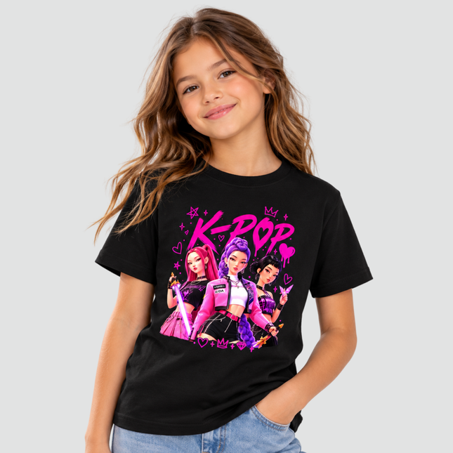 Menina usando camiseta preta K-Pop Stars