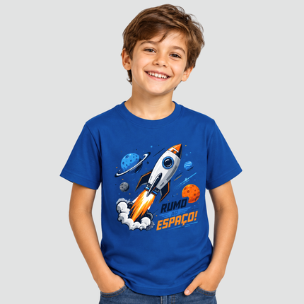 Menino usando camiseta azul royal Rumo ao Espaço