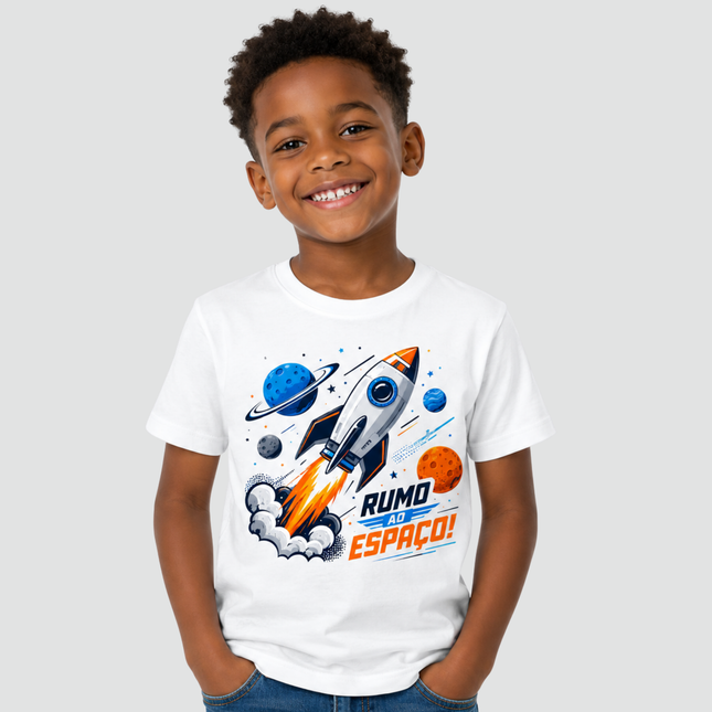 Menino usando camiseta branca Rumo ao Espaço com estampa de foguete