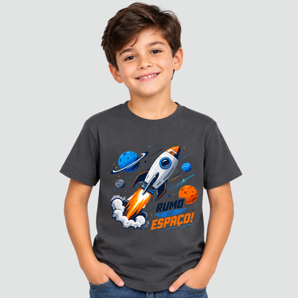 Menino usando camiseta cinza-chumbo Rumo ao Espaço
