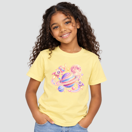Menina usando camiseta amarela Universo Encantado com estampa espacial