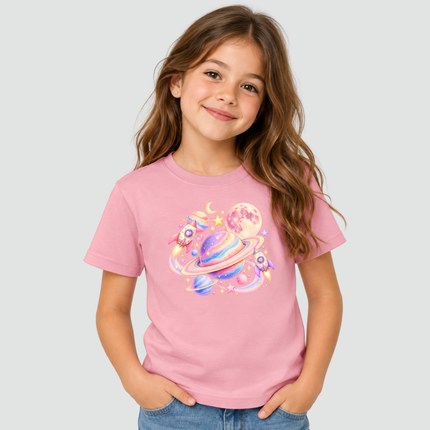 Menina usando camiseta rosa Universo Encantado com estampa espacial