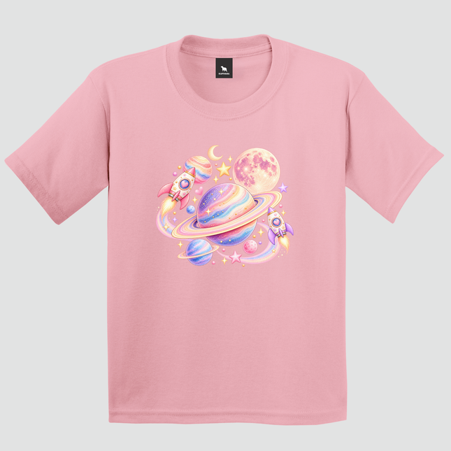 Camiseta infantil rosa Universo Encantado com planetas e foguetes
