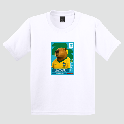 Camiseta infantil branca com estampa de capivara inspirada em figurinha da Copa do Mundo