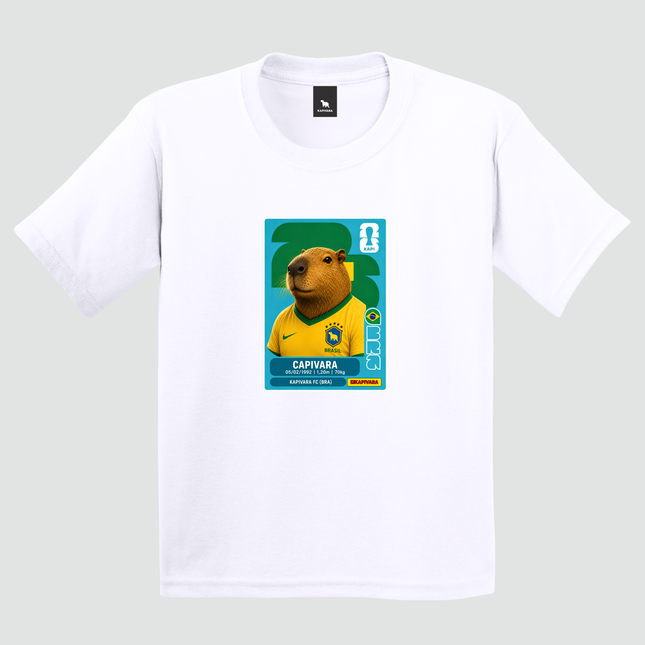 Camiseta infantil branca com estampa de capivara inspirada em figurinha da Copa do Mundo