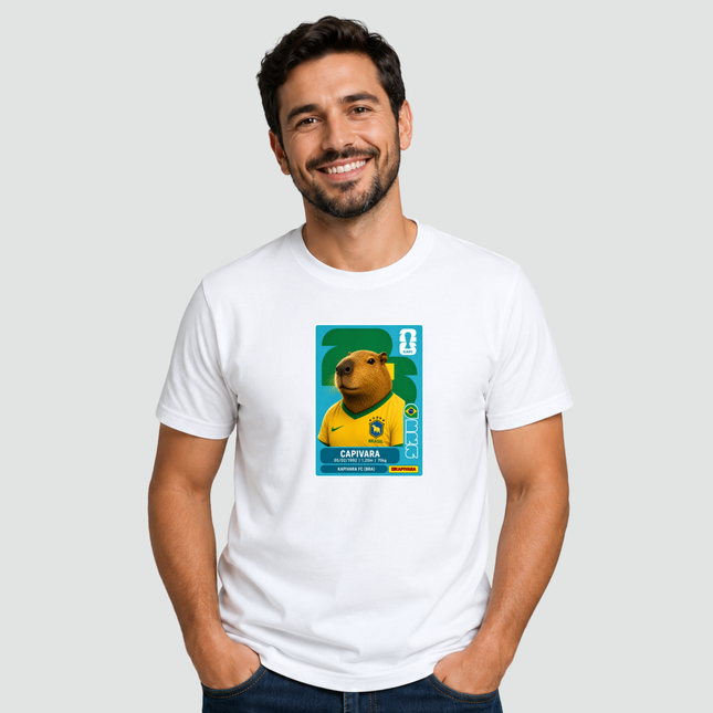 Homem usando camiseta branca com estampa de capivara estilo figurinha da Copa do Mundo