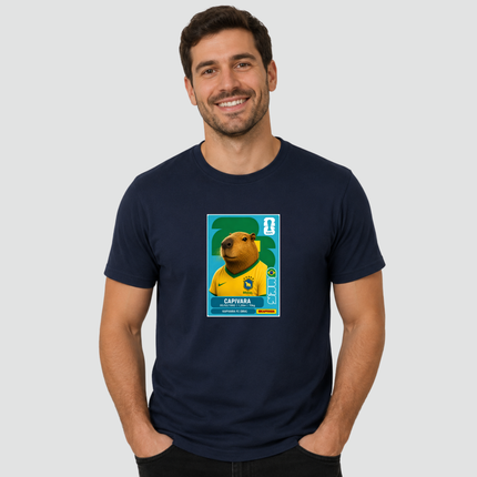 Homem usando camiseta azul marinho com estampa de capivara inspirada em figurinha colecionável do Brasil