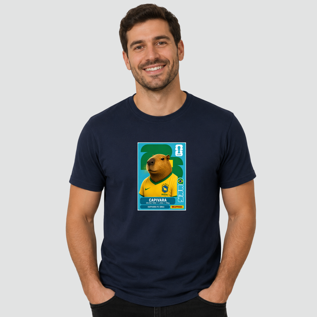 Homem usando camiseta azul marinho com estampa de capivara inspirada em figurinha colecionável do Brasil