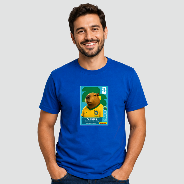 Homem usando camiseta azul royal com estampa de capivara estilo figurinha da copa vestindo camisa do Brasil