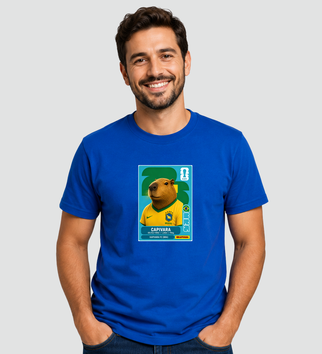 Homem usando camiseta azul royal com estampa de capivara estilo figurinha da copa vestindo camisa do Brasil