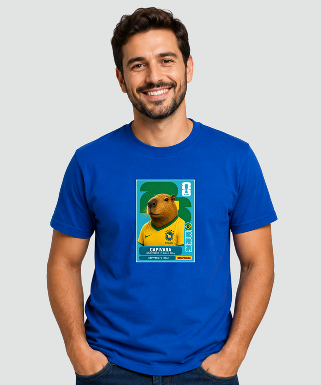 Homem usando camiseta azul royal com estampa de capivara estilo figurinha da copa vestindo camisa do Brasil