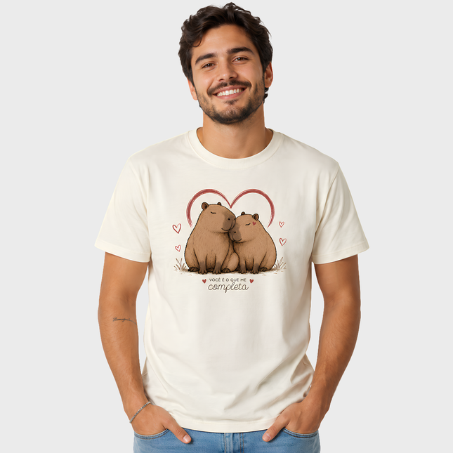 Homem vestindo camiseta off white com estampa de capivaras apaixonadas para Dia dos Namorados