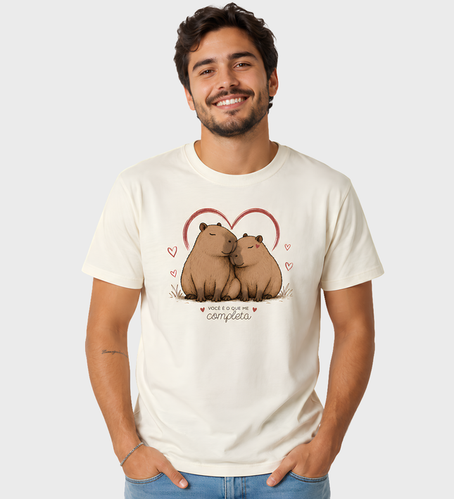 Homem vestindo camiseta off white com estampa de capivaras apaixonadas para Dia dos Namorados