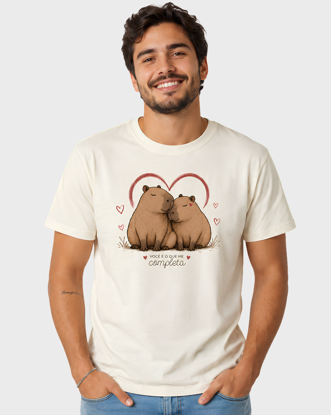Homem vestindo camiseta off white com estampa de capivaras apaixonadas para Dia dos Namorados