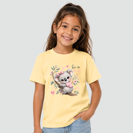 Menina usando camiseta estampa fofa coala amarela malha premium