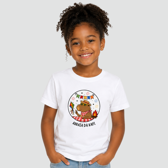 Menina usando Camiseta Infantil Capivara Arraiá da Kapi Festa Junina branca.