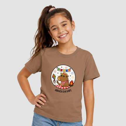 Menina usando Camiseta Infantil Capivara Arraiá da Kapi Festa Junina cappuccino.