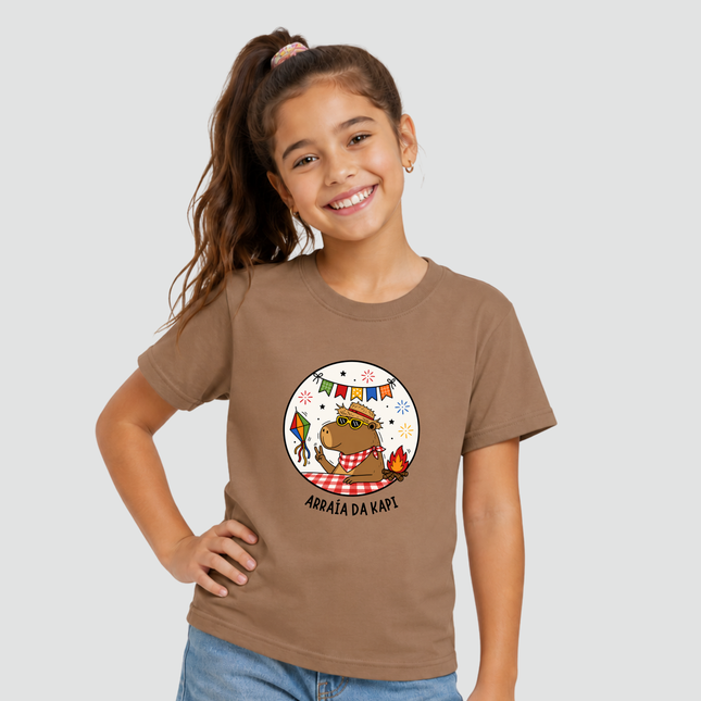 Menina usando Camiseta Infantil Capivara Arraiá da Kapi Festa Junina cappuccino.